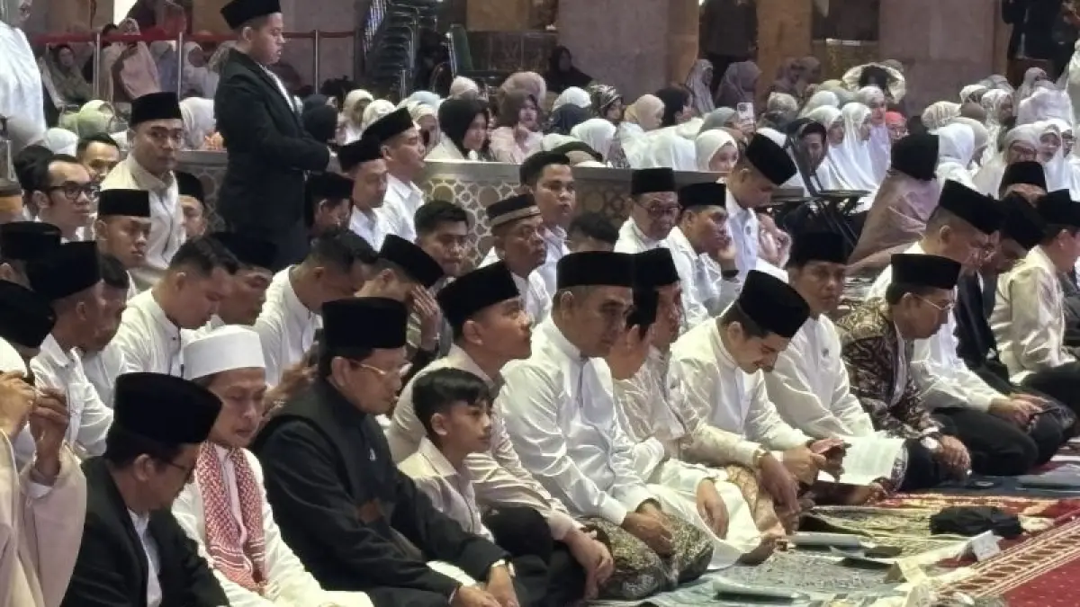 Wapres Gibran Rakabuming Raka (tengah) bersama putranya Jan Ethes serta Menteri Agama Nasaruddin Umar melakukan salat Idul Fitri di Masjid Istiqlal Jakart, Sabtu (21/3/2026). (ANTARA/Prisca Triferna)