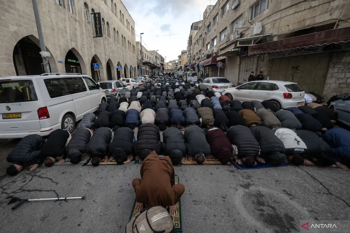 Warga Palestina manjalankan Salat Id di luar Kota Tua Yerusalem pada Jumat (20/3) pagi (ANTARA)