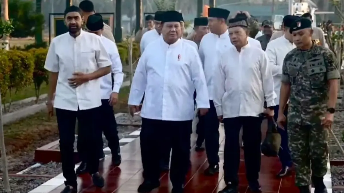 Presiden Prabowo Subianto (dua kiri) didampingi oleh Gubernur Aceh Muzakir Manaf (kiri) dan Menteri Dalam Negeri Tito Karnavian (dua kanan) tiba di Masjid Darussalam, Kabupaten Aceh Tamiang, Aceh