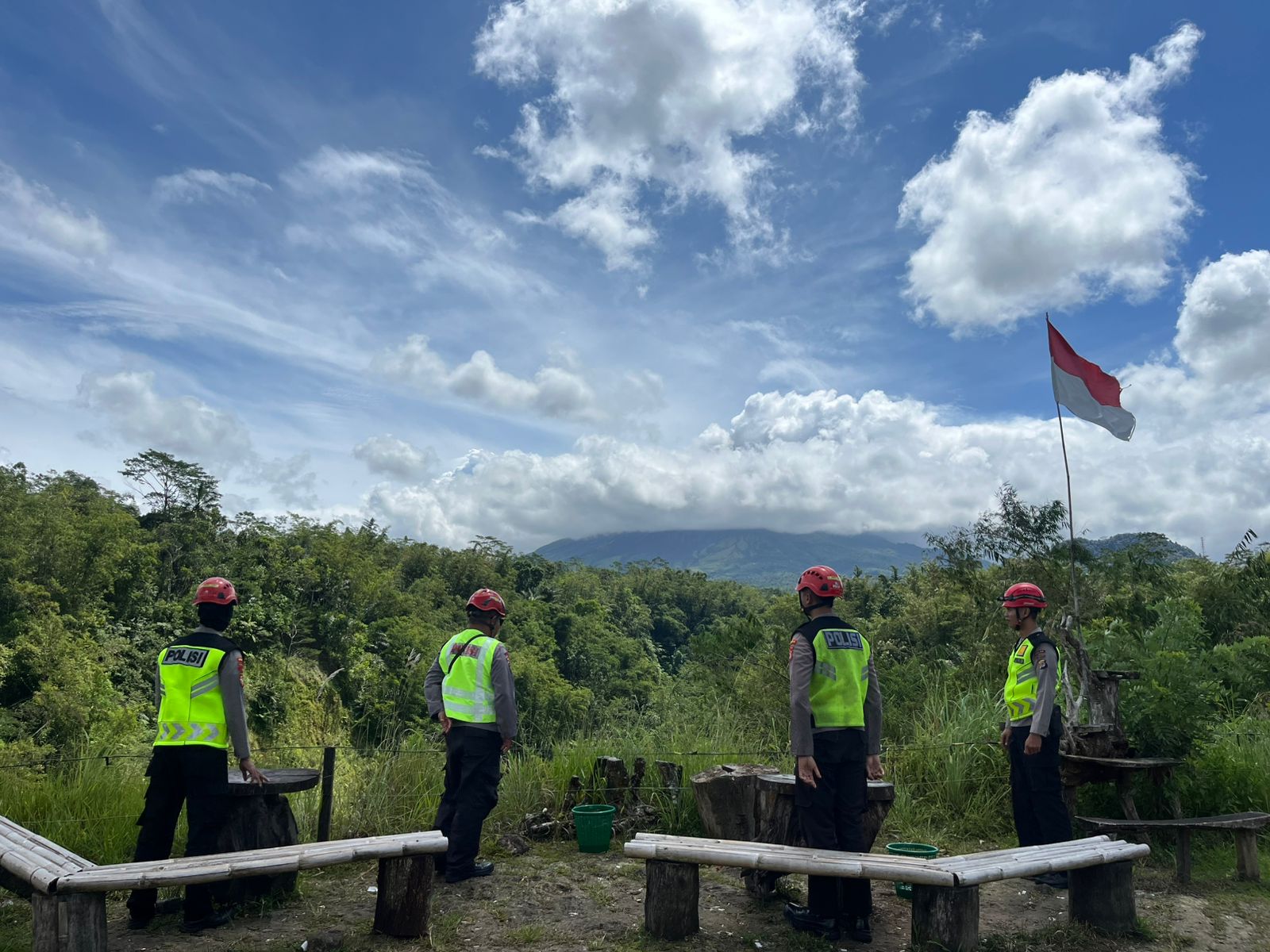 Para personel kepolisian saat memantau aktivitas Gunung Merapi.