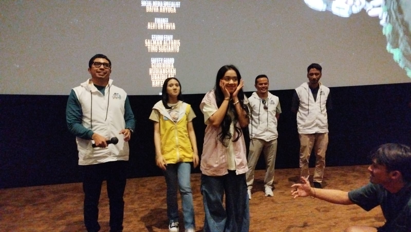 Kru dan cast film Pelangi di Mars menyapa penonton di Empire XXI Jogja, Minggu (22/3/2026). 