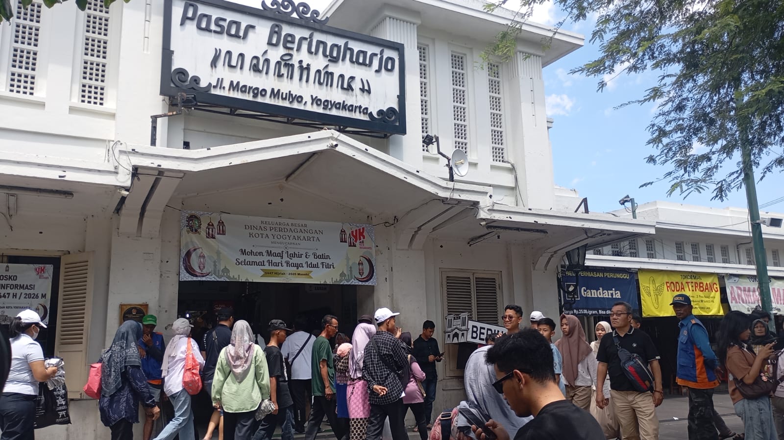 Situasi di depan Pasar Beringharjo pada Senin (23/3/2026). Meksipun terlihat ramai, pedagang oleh-oleh belum merasakan peningkatan omzet siginfikan pada libur lebaran tahun ini. 