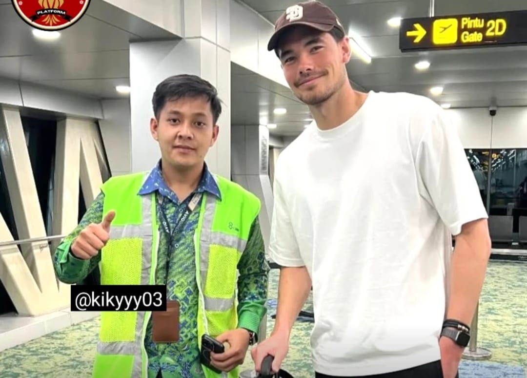 Elkan Baggot berfoto bersama pegawai bandara di Indonesia dengan nama @kikyyy03 