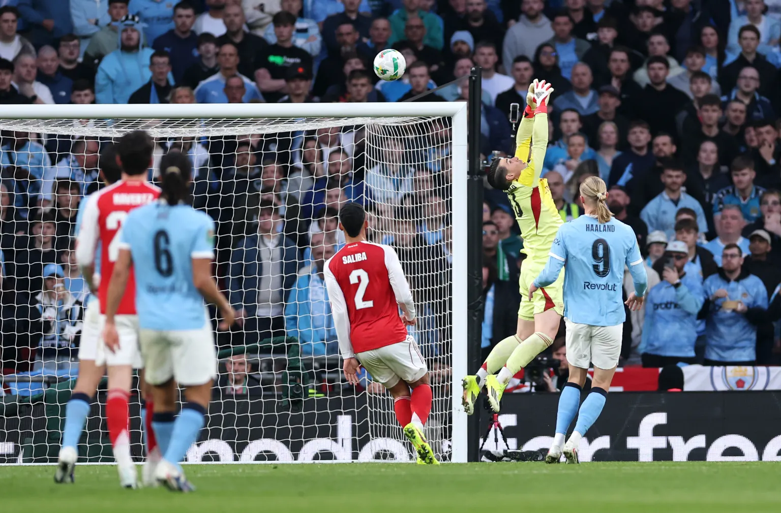 Kepa Arrizabalaga gagal menghalau umpan silang dari pemain Manchester City, Bernardo Silva yang berbuah gol oleh Nico O'Reilly