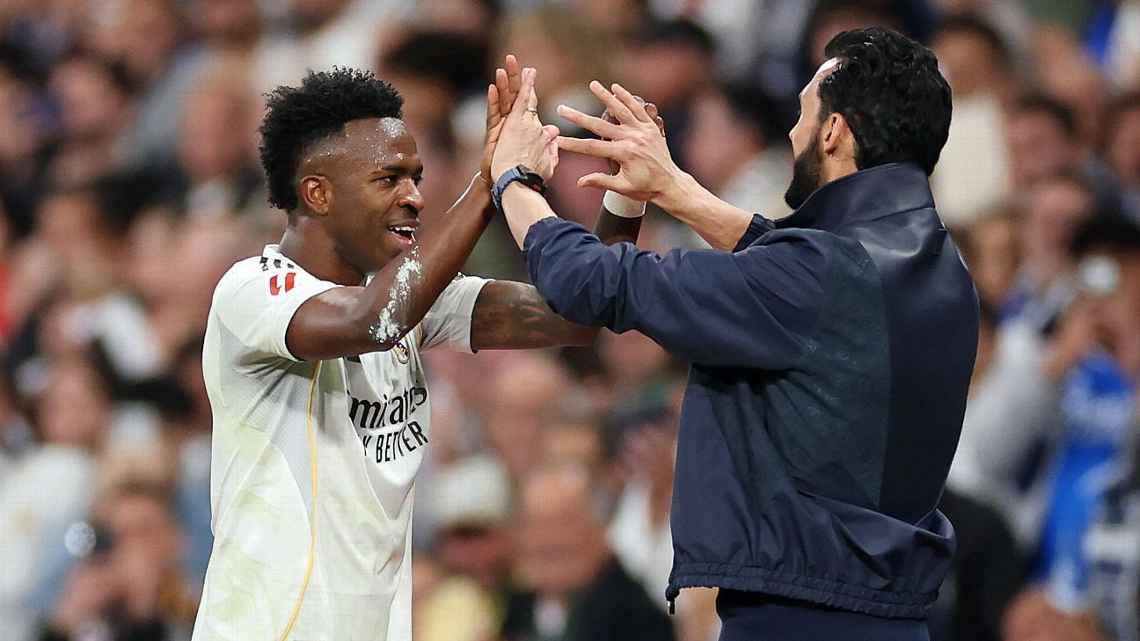 Vinicius Junior rayakan gol ke gawang Atletico Madrid bersama pelatih Real Madrid, Alvaro Arbeloa