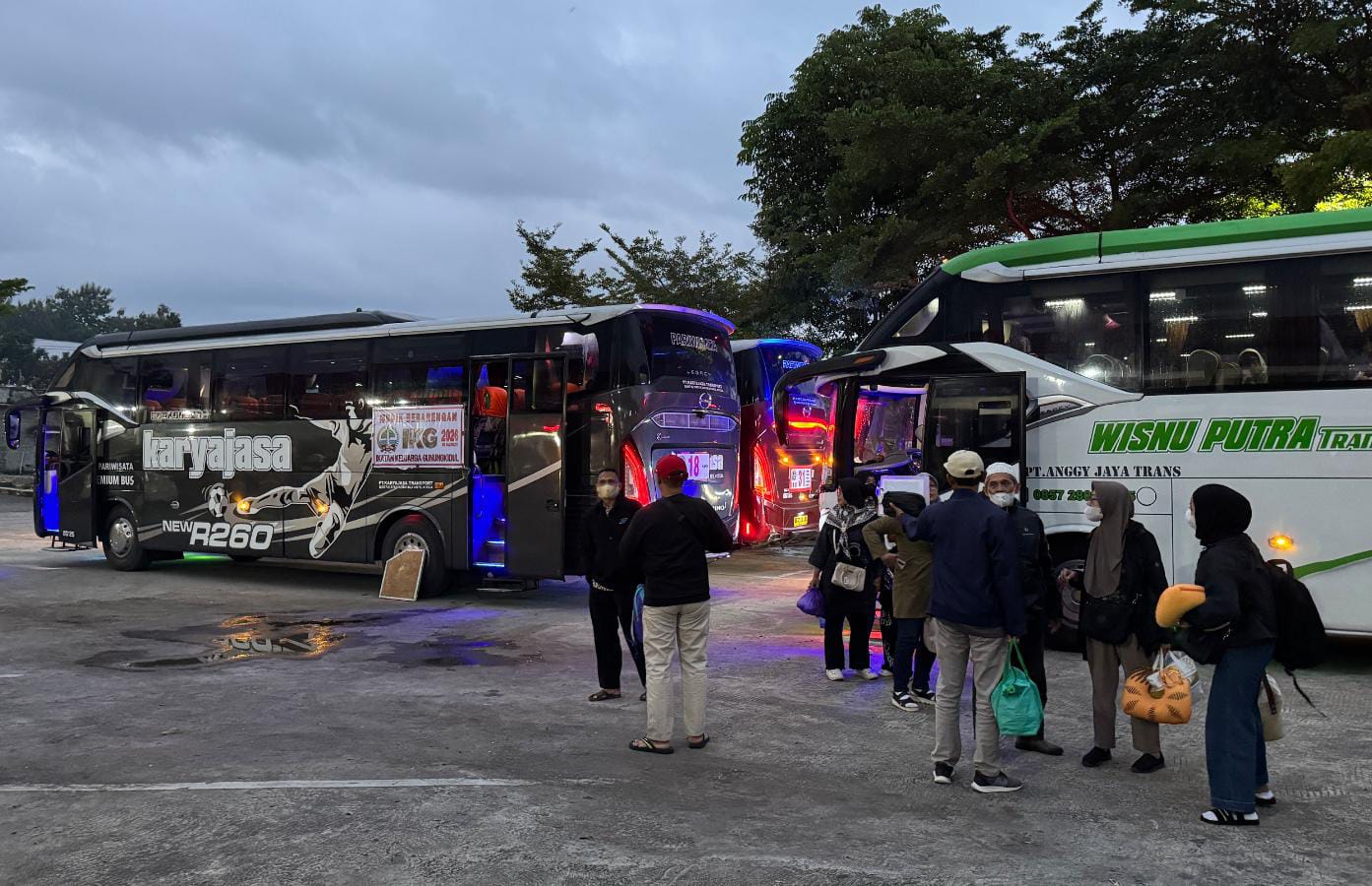 Pemudik tiba di terminal Semin pada Selasa pekan lalu (17/3).