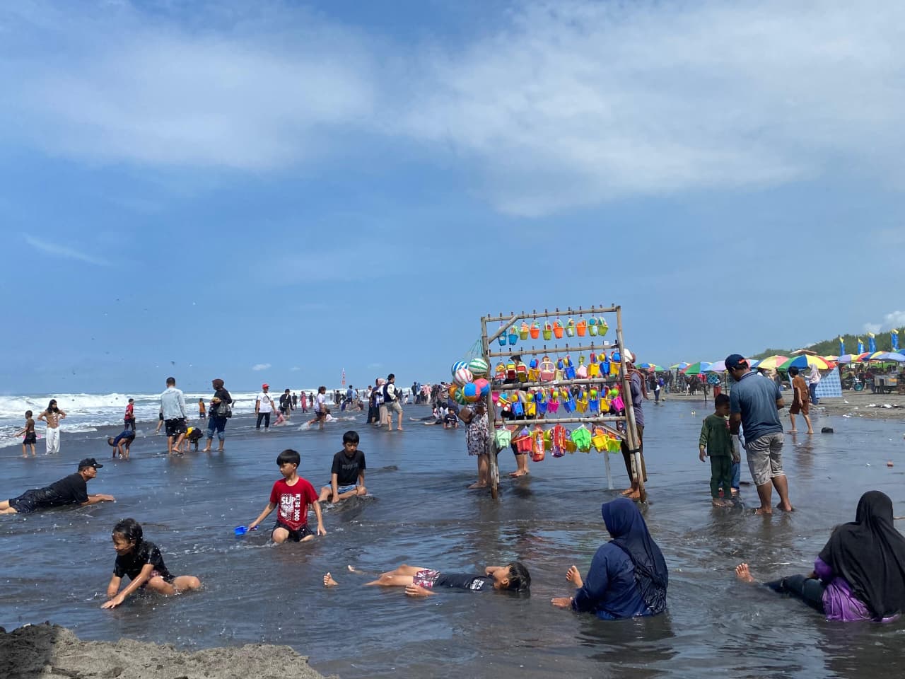 BERLIBUR: Beberapa wisatawan sedang bermain pasir di Pantai Parangtritis Selasa (24/3)