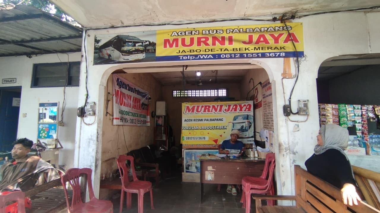 MENUNGGU: Pemilik Agen Bus Murni Jaya di Terminal Palbapang Sulton Abdul sedang menunggu penumpang memesan tiket bus (24/3)