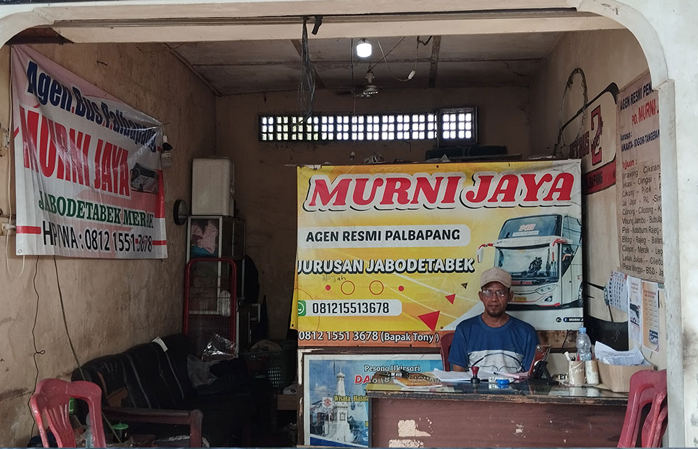 MENUNGGU: Pemilik Agen Bus Murni Jaya di Terminal Palbapang Sulton Abdul sedang menunggu penumpang memesan tiket bus (24/3).
