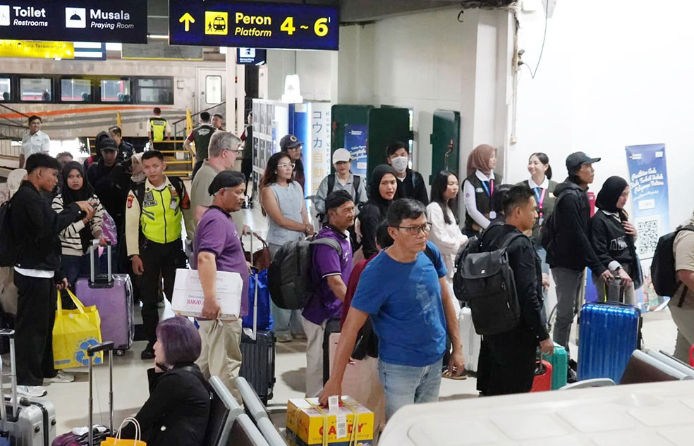 ARUS BALIK: Penumpang kereta api akan masuk gerbong kereta di stasiun KAI Daop 6 Jogjakarta.