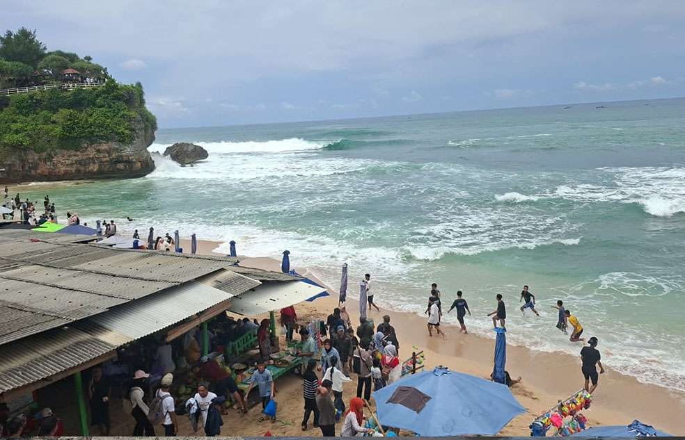 JADI JUJUKAN: Wisatawan terlihat sedang memadati area Pantai Drini pada Senin sore (23/3).
