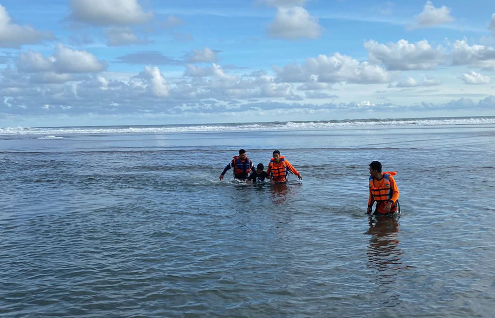 Petugas terkait sedang membantu korban laka laut di Pantai Parangtritis, Bantul, Minggu (22/3).