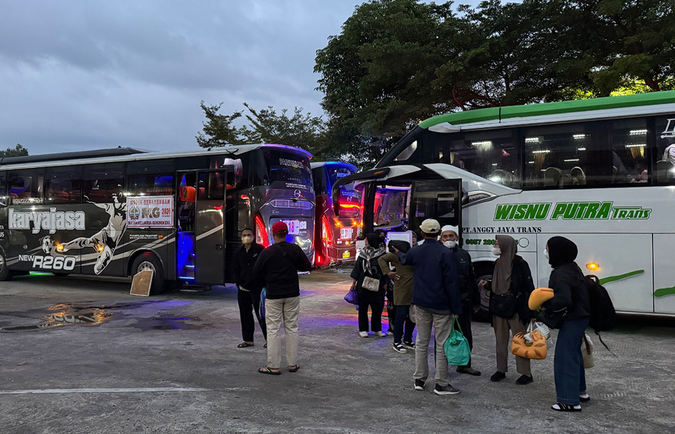 MAKIN RAMAI: Pemudik tiba di Terminal Semin pada Selasa pekan lalu (17/3).
