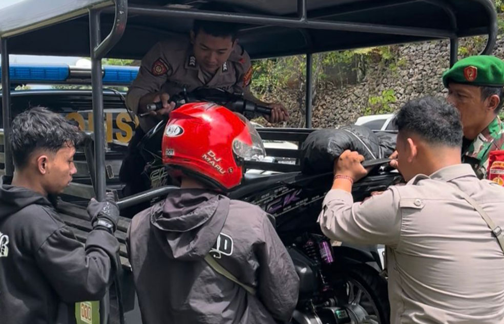 Kendaraan bermotor milik wisatawan asal Pemalang, Jawa Tengah sedang diangkut mobil patroli untuk dicarikan bengkel terdekat.