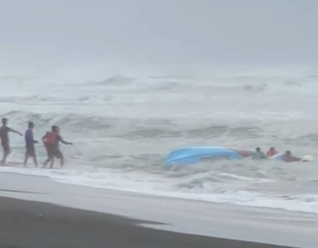 Aksi Cepat SAR Satlinmas Evakuasi Nelayan Pantai Depok yang Tergulung Ombak  