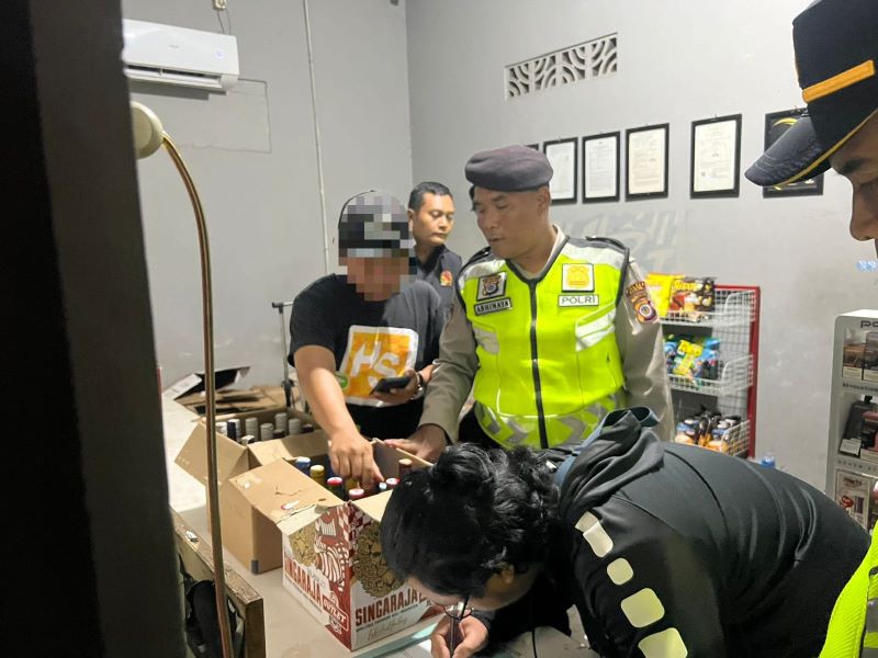 SIDAK: Jajaran Polres Bantul sedang mengamankan puluhan miras ilegal.
