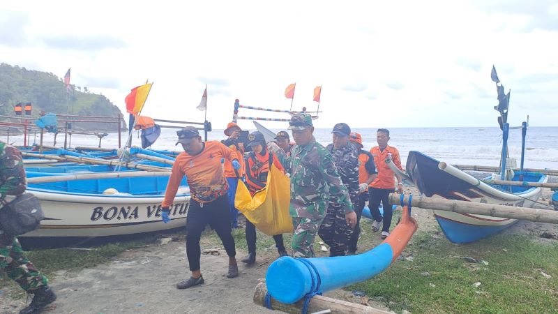 EVAKUASI: Petugas mengevakuasi jenazah Tasdik Susendi, 21, wisatawan asal Brebes yang hanyut terseret ombak Pantai Pecaron.