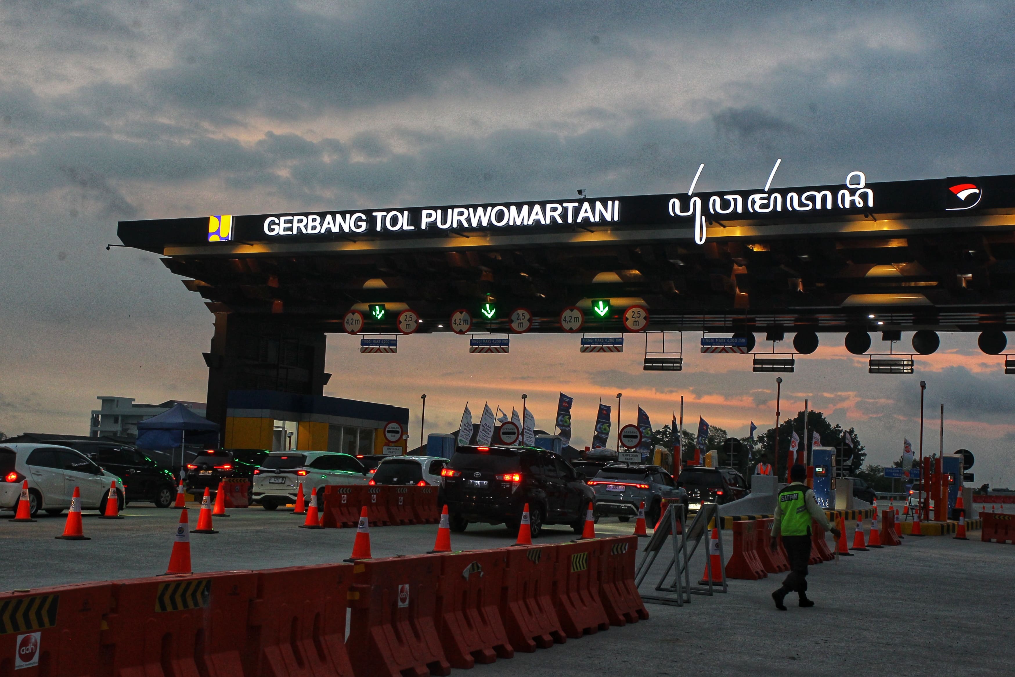 Kendaraan antre memasuki Gerbang Tol Purwomartani, Sleman, saat masa arus balik Lebaran, kemarin (25/3). 