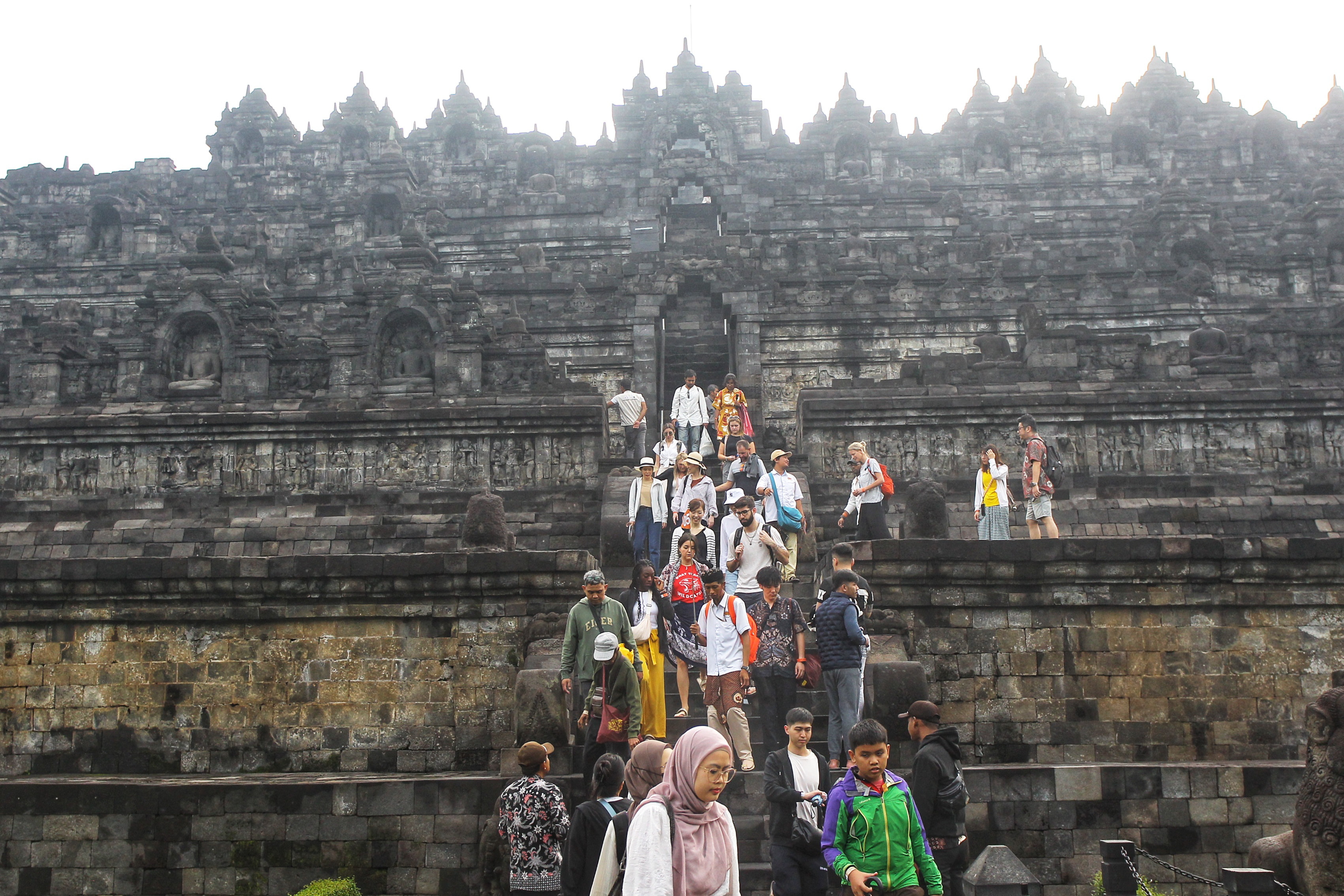 TETAP RAMAI: Wisatawan mengunjungi Candi Borobudur, Magelang, Jawa Tengah, beberapa waktu lalu. 