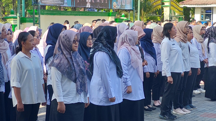 TETAP NGANTOR: ASN Lingkup pemkab Kulon Progo hadir mengikuti apel pasca libur Lebaran.