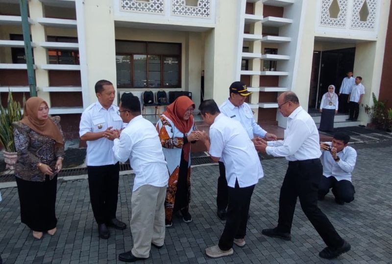  BERSALAMAN: Bupati dan Wabup Kulon Progo saling menyapa ke ASN lingkup Pemkab.