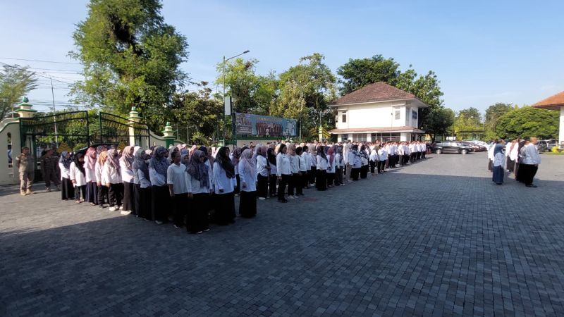 TETAP NGANTOR: ASN Lingkup pemkab Kulon Progo hadir mengikuti apel pasca libur Lebaran.&nbsp;