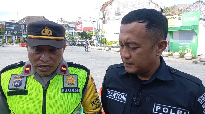 DUKA: Personil Pos Pam Tugu Ipda Aris Purwanto (kiri) didampingi Penjabat Sementara Kasi Humas Polresta Jogja Ipda R Anton Budi Susilo saat menyampaikan keterangan di Tugu Jogja, Rabu (25/3/2026).&nbsp;