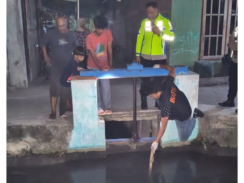 Petugas Polsek Mantrijeron saat melakukan olah tempat kejadian perkara tenggelamnya bocah tujuh tahun berinisial DFA di Selokan Tanjung Kiri, Mantrijeron, Kota Jogja pada Selasa (24/3/2026).