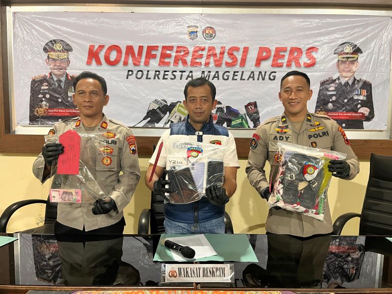 TUNJUKKAN BARBUK: Polisi menunjukkan barang bukti yang digunakan pelaku untuk membunuh korban.  