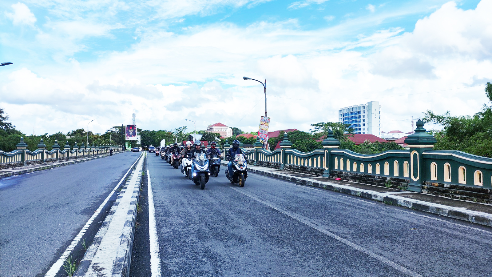 PATUH ATURAN: Pengendara sepeda motor  saat berkendara di jalan raya.