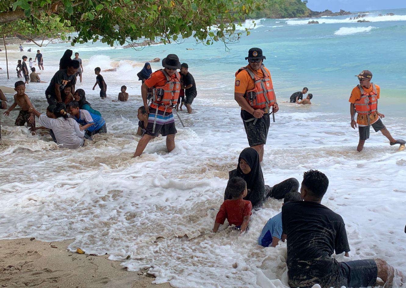 Wisatawan sedang menikmati keindahan Pantai Wediombo saat libur lebaran tahun ini.