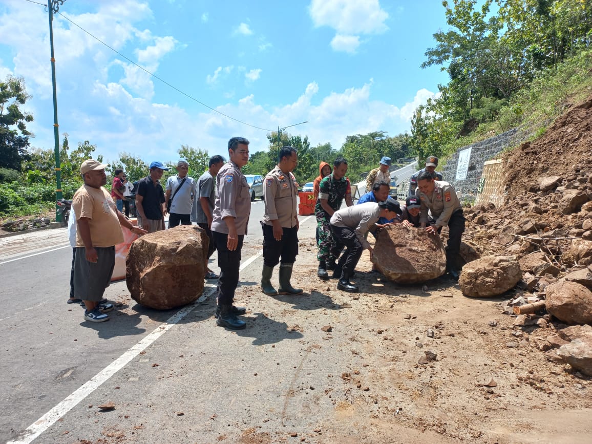 Material longsor susulan berupa bebatuan dan tanah kembali menutup sebagian ruas tanjakan Clongop