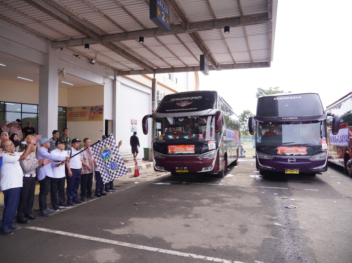 Pelepasan warga Kebumen yang mengikuti program balik gratis menuju tanah rantau. Pemberangkatan rombongan bus berlangsung di Terminal Tipe A Kebumen. (M Hafied/Radar Jogja)  