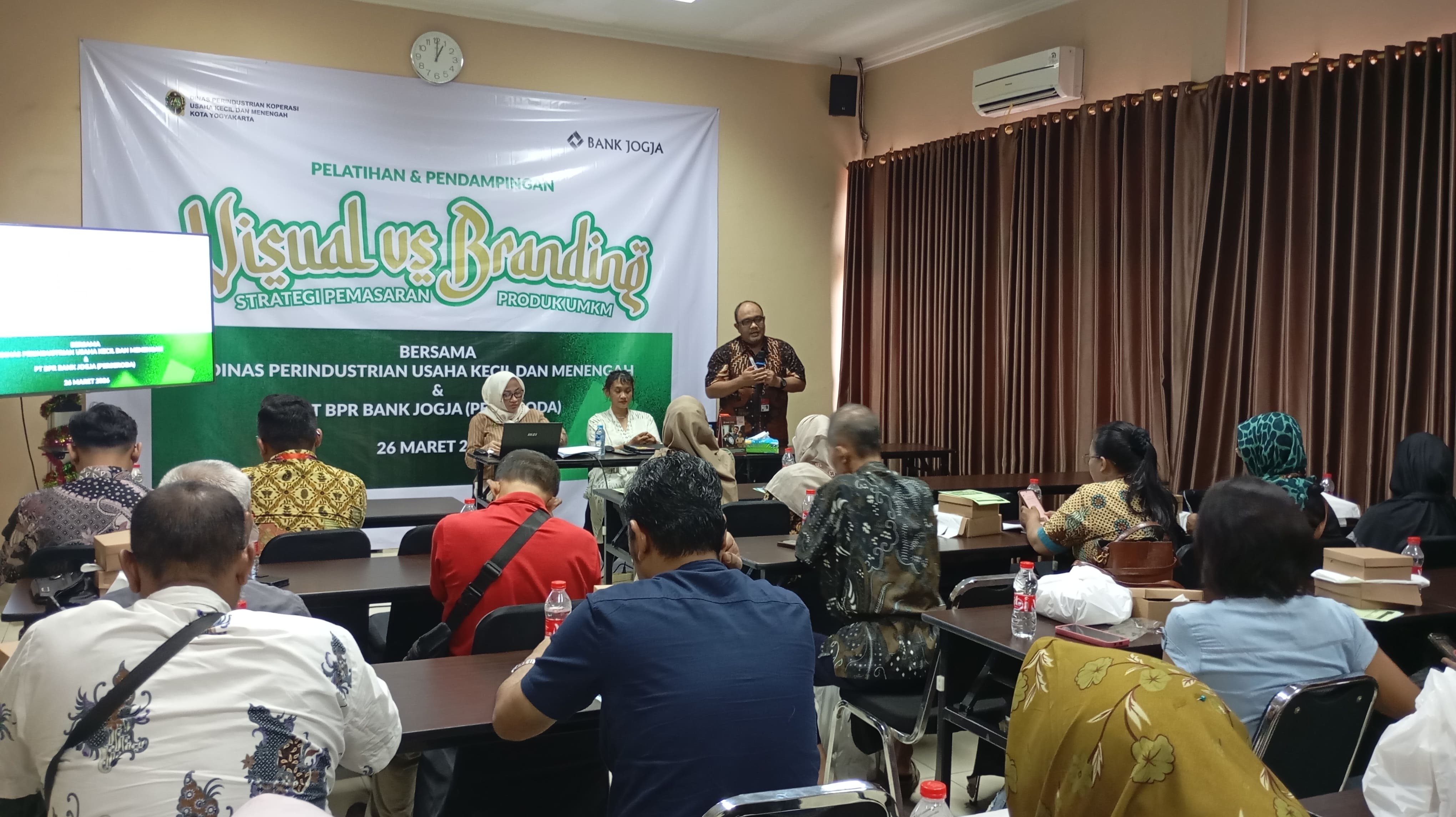 Suasana pelatihan visual branding untuk pemasaran digital pelaku UMKM yang digelar di Kantor Bank Jogja Cabang Patangpuluhan, Kamis (26/3/2026).