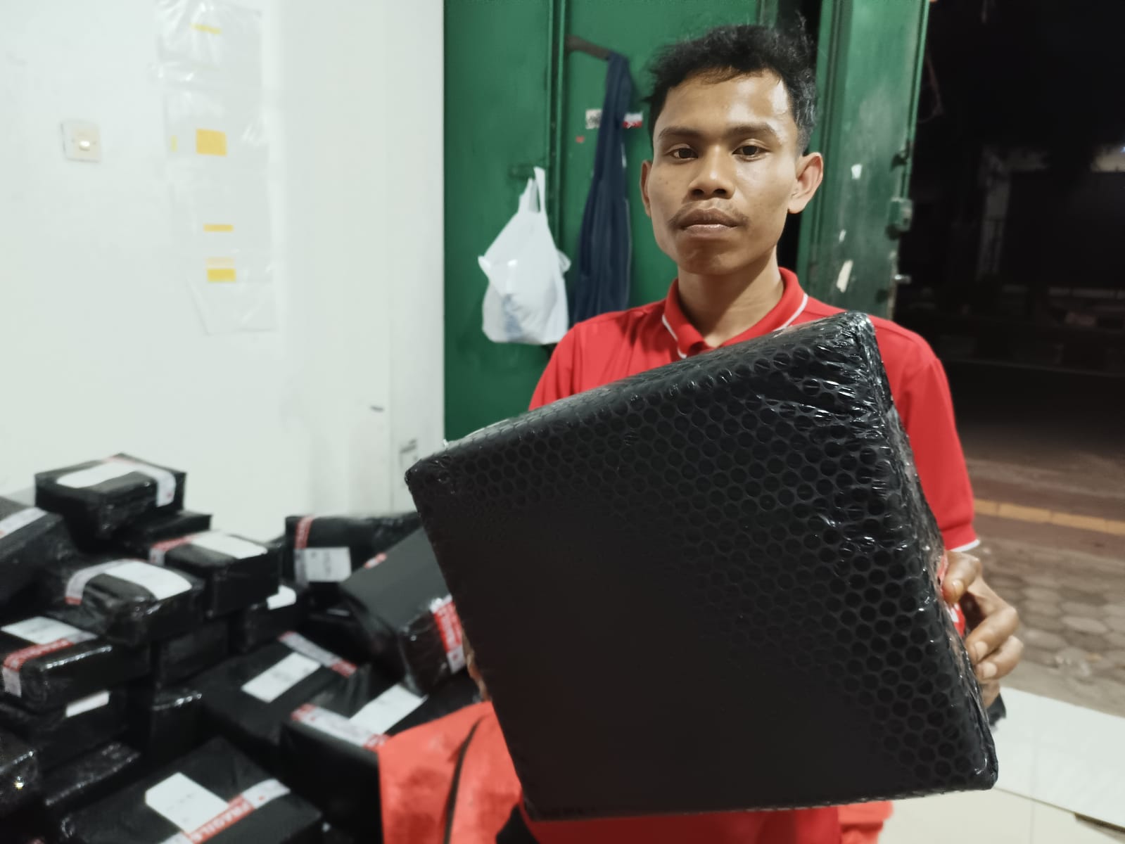 Ahmad Baihaqi, 23, kurir paket sibuk menyortir barang yang akan dikirim ke alamat tujuan. (M Hafied/Radar Jogja)