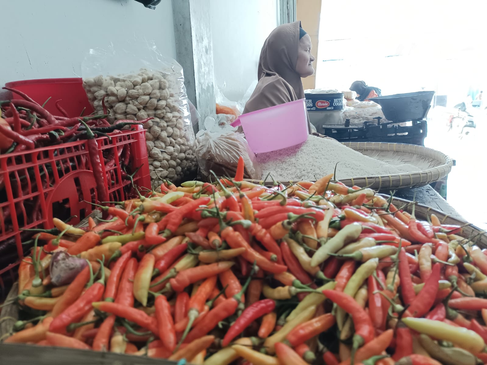 Penjual cabai menanti pembeli di los dekat pintu Pasar Tumenggungan. (M Hafied/Radar Jogja)