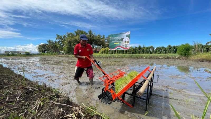 MODERN: Petani Kulon Progo mengaplikasikan alat tanam padi modern dengan sistem semi otomatis.&nbsp;