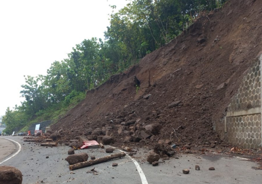 LAGI: Longsor susulan kembali terjadi di tanjakan Clongop pada Kamis(26/3/2026) dini hari. Sehari sebelumnya juga terjadi longsoran serupa di lokasi yang sama.
