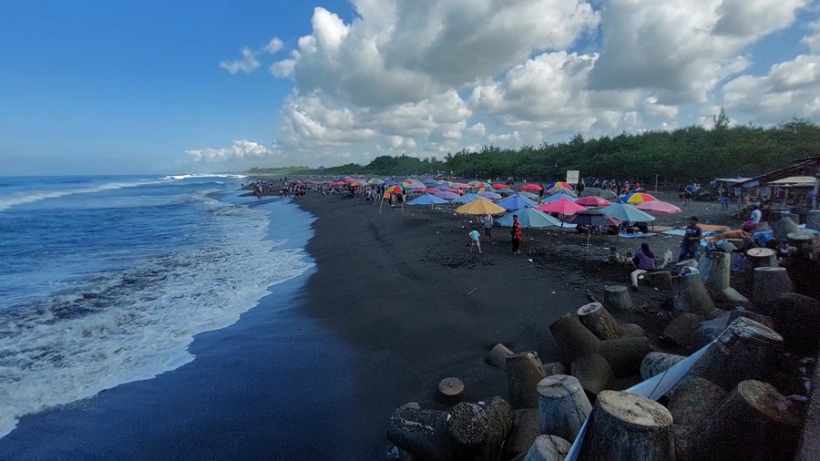 LIBUR: Wisatawan memadati area pemecah ombak Pantai Glagah.