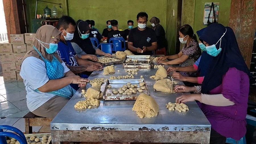 ANTRE: Toko Oleh-oleh di wilayah Pengasih diserbu pengunjung yang hendak mencari bakpia.
