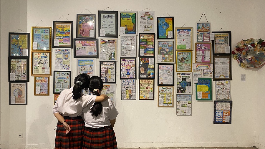 PAMERAN: Siswi SMP Stella Duce 1 Jogjakarta sedang melihat karya mereka yang dipamerkan di Gedung Taman Budaya Yogyakarta (TBY) bersama dengan sahabatnya, Kamis (26/3/2026).