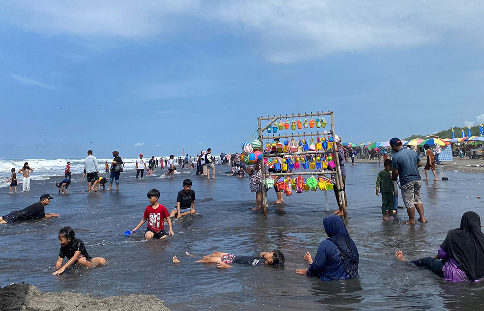 BERLIBUR: Wisatawan sedang bermain di Pantai Parangtritis, Bantul.