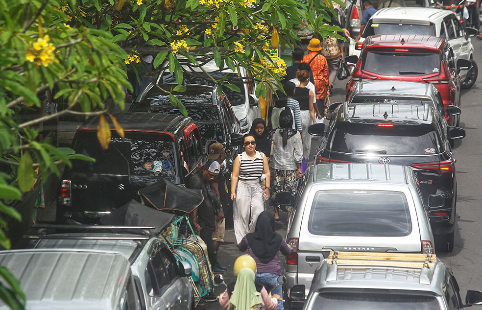 Wisatawan, baik yang berjalan kaki maupun menggunakan kendaraan, memadati Jalan Pabringan, Kota Jogja, kemarin (26/3). 