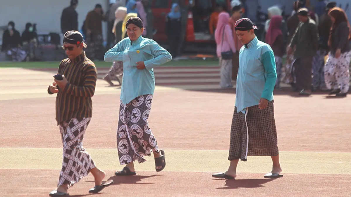 MASIH DIKAJI: Sejumlah ASN Pemprov DIJ mengenakan busana adat Jawa saat mengikuti upacara di Stadion Mandala Krida, Jogja, beberapa waktu lalu. Pemprov belum menerapkan WFH/WFA bagi ASN karena masih mengkaji efektivitas penghematan BBM dan dampak terhadap pelayanan publik. guntur aga/radar jogja