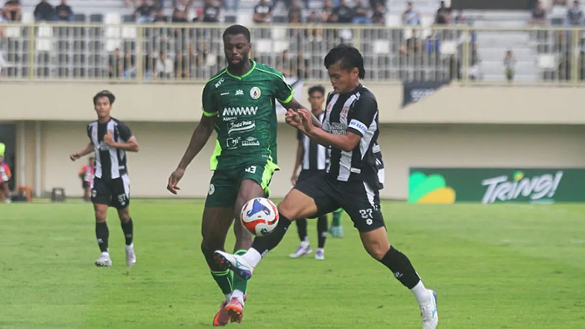 ABSEN DULU: Frederic Injai saat berebut bola dengan pemain Kendal Tornado FC di Maguwoharjo International Stadium (MagIS), pada putaran pertama. Pada putaran ketiga Minggu Injai absen karena akumulasi kartu kuning. (Guntur Aga/Radar Jogja)