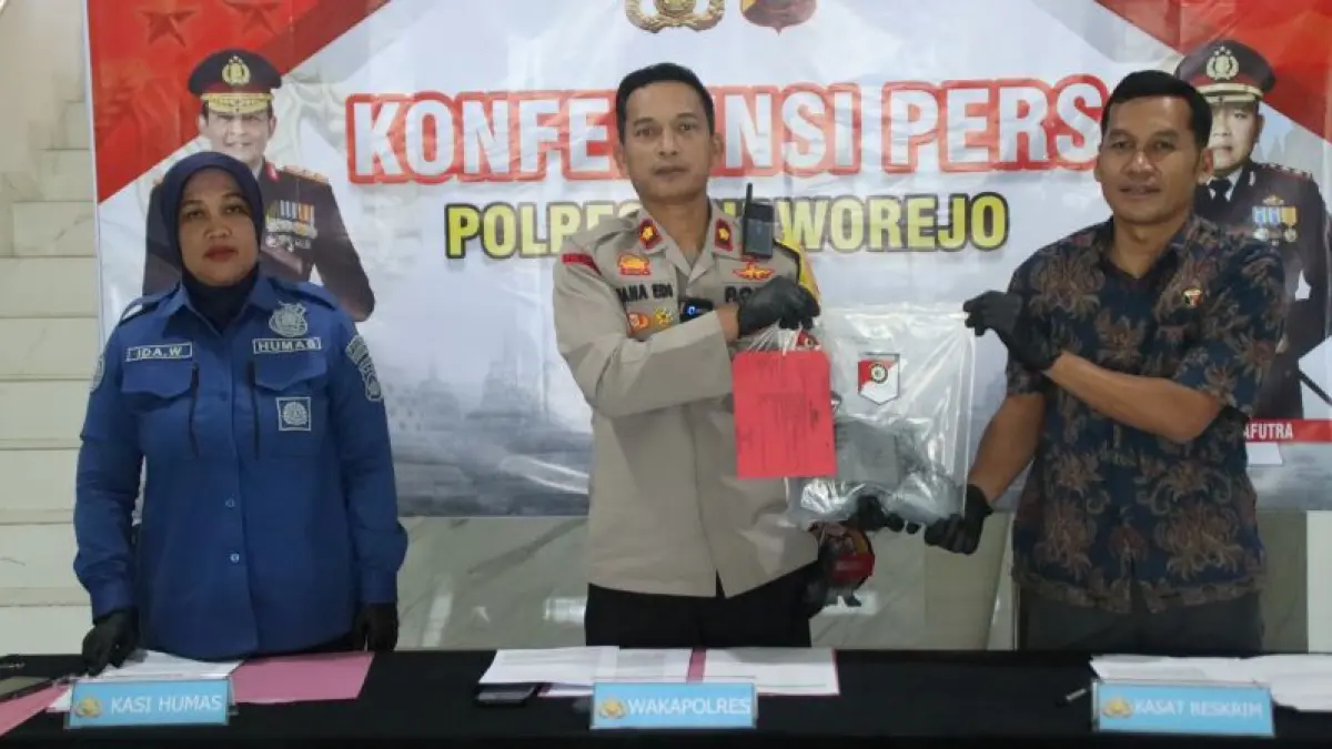 BAHAN PELEDAK: Wakapolres Purworejo Kompol Nana Edi Sugito menunjukkan barang bukti berupa serbuk obat mercon yang diedarkan di wilayah Kecamatan Bruno. (Dokumentasi Polres Purworejo)