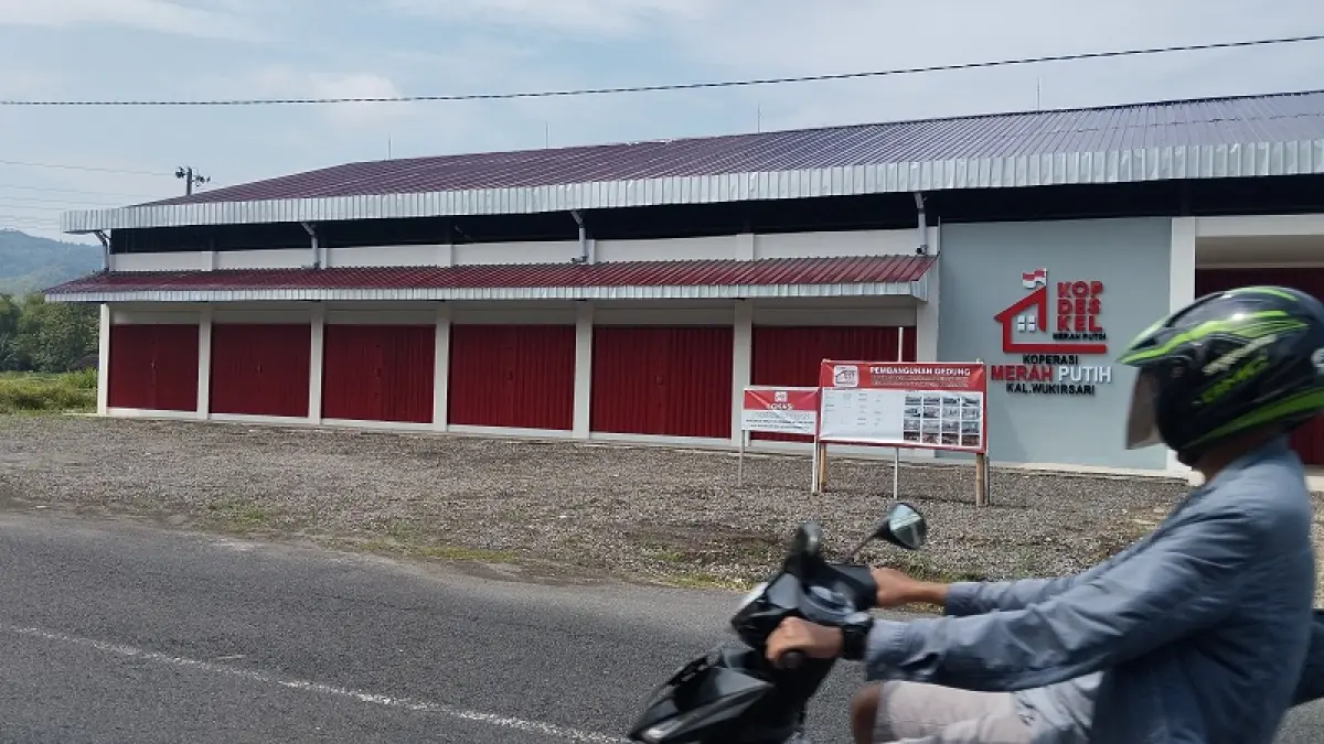 BELUM BEROPERASI: Gerai KDMP Wukirsari telah selesai dibangun, hanya menunggu peresmian Jumat (27/3/2026). (Cintia&nbsp;Yuliani/Radar Jogja)