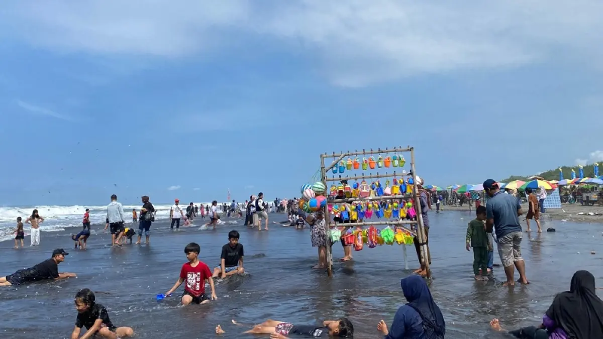 BERLIBUR: Wisatawan sedang bermain di Pantai Parangtritis. (Cintia Yuliani/Radar Jogja)