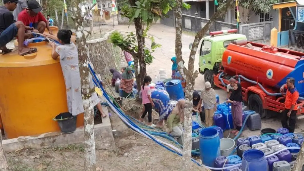 DAMPAK KEMARAU: Warga di wilayah Kecamatan Karanggayam terdampak kekeringan. Mereka mengandalkan kiriman air bersih dari BPBD Kebumen. (Dokumentasi BPBD Kebumen)
