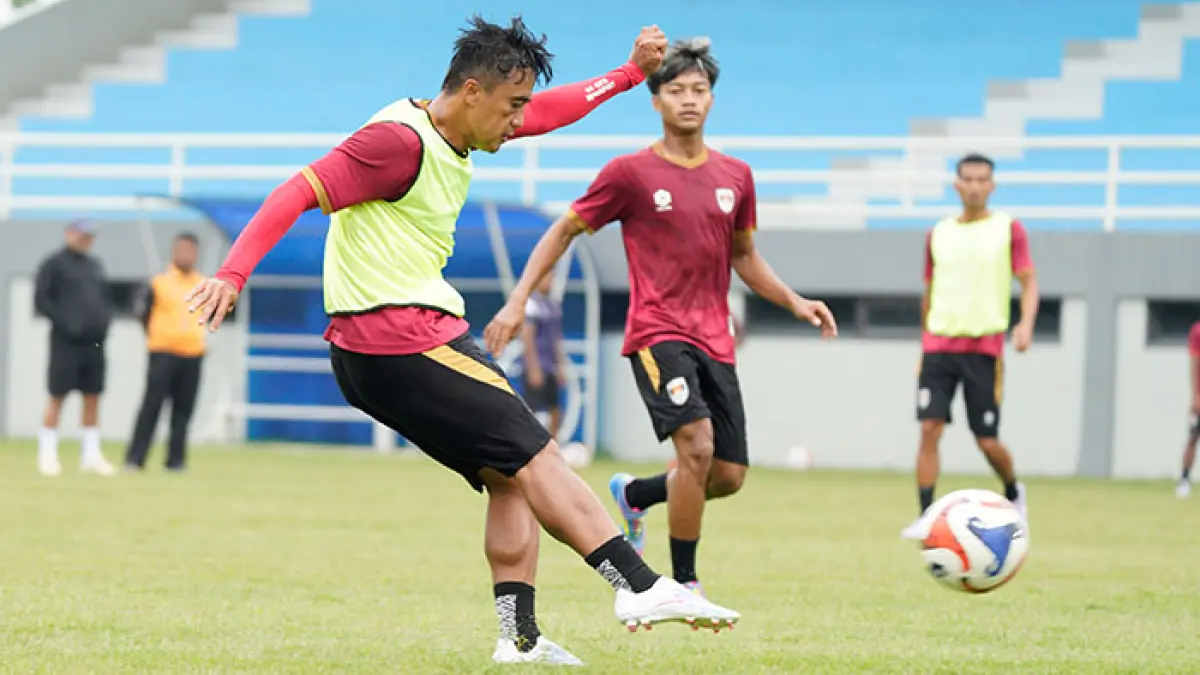 Gelandang Kendal Tornado FC Gufroni Al Maruf saat menjalani latihan rutin.